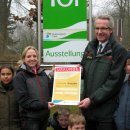 Heinrich Barkmeyer überreicht Anne Kemper und ihrer Schulklasse als 1.111.111ster Jubiläumsbesucher der fünf Nationalpark-Tore eine Urkunde.