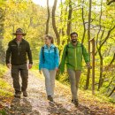 Im Dienst für Mensch und Natur: Bei Rangertouren bringen die Nationalpark-Mitarbeiter mit dem markanten Hut ihren Gästen die Natur im Nationalpark Eifel näher. Der 31. Juli ist „Welt-Ranger-Tag“, an dem die Arbeit der Rangerinnen und Ranger weltweit in de