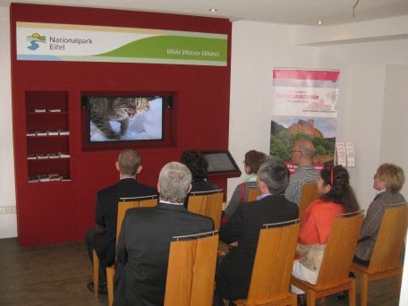Im neuen Feriendorf Eifeler Tor Resort gibt es für Nationalparkbesucher auch einen Infopunkt mit Nationalpark-Ausstellungsmodulen. Foto: M. Lammertz