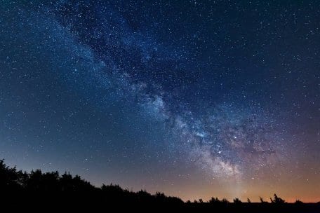 In het sterrenpark Nationaal Park Eifel zie je een bijzonder nachtlandschap.