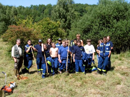 Jugendliche des THW Schleiden unterstützten am Wochenende Nationalpark-Ranger Elmar Pützer (hintere Reihe 5. v. l.) und seine Kollegen bei der Mahd einer ökologisch wertvollen Feuchtwiese