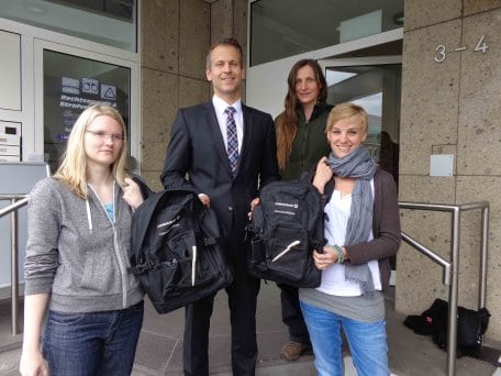 Kathrin Schmitz, Thomas Weyen, Jutta D&#039; Orsaneo, Annika Dannenberg bei der Übergabe Commerzbank-Rucksäcke mit nützlichen Utensilien für den Outdoor-Dienst. (Foto: T. Strenger)
