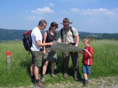 Laut einer neuen Studie bewirken die Besucher des Nationalparks Eifel in der Region einen Bruttoumsatz von über 8,6 Millionen Euro pro Jahr. Quelle: NLP Eifel