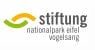 Das Bild zeigt das Logo der Stiftung Nationalpark Eifel und Vogelsang
