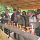 Michael Lammertz von der Nationalpark Verwaltung führt Waldführer aus dem Nationalpark Kellerwald-Edersee über den "Wilder Weg". (Foto: Thomas Blindert)
