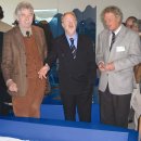 Mit Begeisterung betrachten Thomas Neiss, Abteilungsleiter im Umweltministerium NRW (li..), Dieter Krell, Abteilungsleiter im NRW Wirtschaftsministerium (Mitte) und Henning Walter, Leiter des Nationalparkforstamtes Eifel