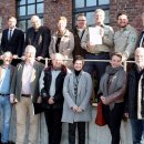 Mit den Ergebnissen der Studie zur Qualität barrierefreier Angebote in der Nationalparkregion Eifel zufrieden: Die Projektbeteiligten mit Fachexperten und den Interviewpartnern vor dem Nationalpark-Tor in Heimbach.