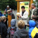 Mustafa Ilhan erklärt den Sportlern wie ein Balll für blinde Fußballer präpariert sein muss.