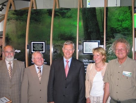 NRW-Umweltminister Eckhard Uhlenberg eröffnet Nationalpark-Tor Höfen mit (v. l.) Ortsvorsteher Höfen Heinz Kerkmann, Bürgermeister Stadt Monschau Theo Steinröx, Betreiberin Sigrid Schmitz und Leiter Nationalparkforstamt Eifel Henning Walter