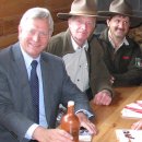 NRW-Umweltminister Eckhard Uhlenberg im Gespräch mit den Rangern Helmut Bergsch und Ralf Hilgers.