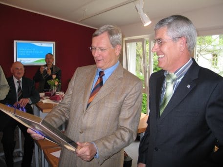 NRW-Umweltminister Eckhard Uhlenberg (li.) und Bürgermeister Manfred Ernst eröffneten am Freitag den neuen Nationalpark-Infopunkt im Rathaus Hellenthal (Quelle: Nationalparkforstamt Eifel).