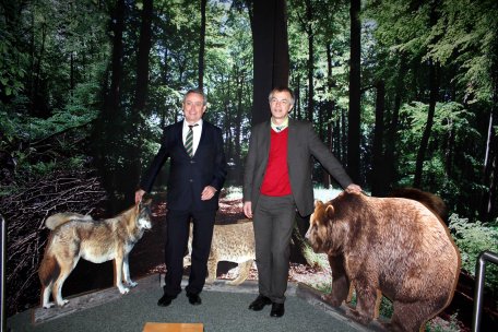 NRW-Umweltminister Johannes Remmel und sein Parlamentarischer Staatssekretär Horst Becker sind begeistert von der Nationalpark-Ausstellung "Schatzkammer der Natur“.