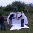 Nachtfalter-Spezialist Wolfgang Wittland (rechts), bei Filmaufnahmen des WDR (Foto: Andreas Pardey)