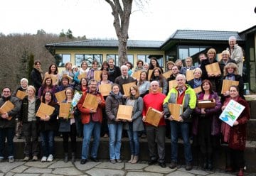 Nationalpark-Schulen mit dickem Ordner „Unterwegs zur Wildnis“