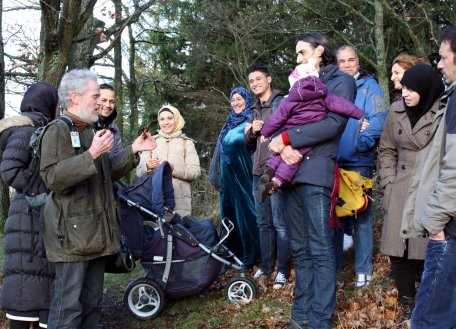 Nationalpark-Waldführer Rainer Wiertz (links) freut sich über seine begeisterungsfähigen Teilnehmer aus der Erstaufnahmeeinrichtung für Flüchtlinge in Gemünd.