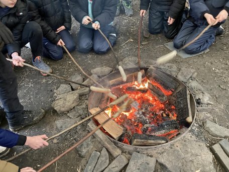 Neben den vielen Köstlichkeiten gehört auch Stockbrot für die Schulklassen als kleines Highlight dazu. 