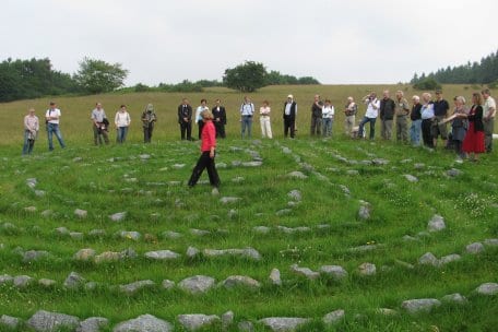 Neben zehn drehbare Tafeln mit Zitaten aus der Bibel und der Welt der Literatur umfasst der Schöpfungspfad auch ein begehbares Labyrinth.
