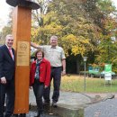 Neu ist auch der Treffpunkt für den Start der Rangertouren vor dem Nationalpark-Tor: Die weithin sichtbare Holzstele mit großem Rangerhut.