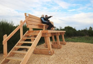 Neue „XXL-Baumelbank“ lädt im Nationalpark Eifel zum Träumen ein