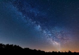 Nous agissons pour la protection du ciel étoilé nocturne.