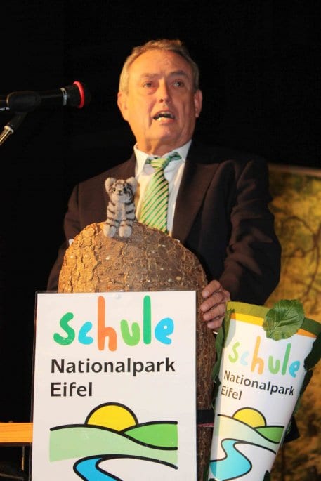 Parlamentarischer Staatssekretär des NRW-Umweltministeriums Horst Becker begrüßte die Nationalpark-Schulen. (Foto: Nationalparkverwaltung Eifel/A. Simantke)