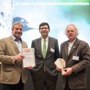 Praktikumsbetreuer Michael Lammertz (l.) und Nationalparkleiter Henning Walter (r.) mit dem Vorstand der Commerzbank AG, Frank Annuscheit bei der Auszeichnung des Umweltpraktikums als UN-Dekadeprojekt Biologische Vielfalt