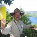 Ralf Hilgers zeigt die gelbe Karte, ein Faltblatt zu den Ge- und Verboten des Schutzgebietes. Quelle: NLP Eifel