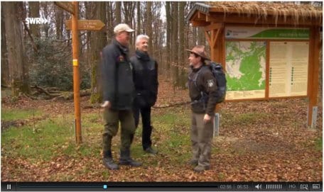 Ranger Arno Koch (rechts) mit Frank Wittig vom SWR-Fernsehen und Förster Peter Wohlleben (links) im Nationalpark Eifel.