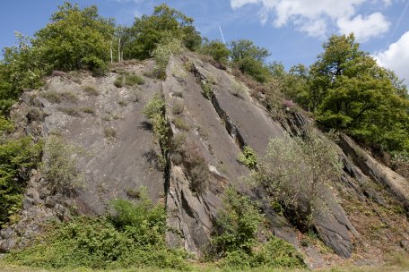Rocks are most striking along the trail by the Urft dam (county road no. 7, K7) 