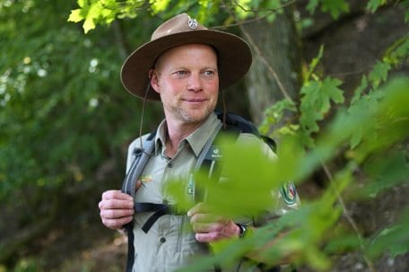 Schon seit Gründung des Nationalparks Eifel 2004 betreut Ranger Sascha mit seinen Kollegen das besondere Schutzgebiet. Hin und wieder muss er Gäste an die Ge- und Verbote erinnern, die in einem Nationalpark gelten.