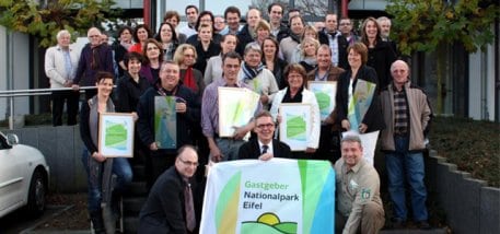 Sechs neue Nationalpark-Gastgeber erhielten am Mittwoch die begehrte Auszeichnung, zweite Reihe von links: Anke Ebinger (Forsthaus Kermeter und Ferienhaus Hellenthal), Manfred Möhrer (Ferienhaus Rursee), Wolfgang Meyer (Ferienwohnung Malsbenden), Margot R