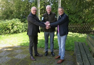 Stabübergabe Vorsitz Kommunaler Nationalparkausschuss an Hellenthaler Bürgermeister