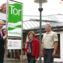  Stolz auf das zehnjährige Nationalpark-Tor: Bürgermeister Udo Meister, Geschäftsführerin Iris Poth und Michael Lammertz von der Nationalparkverwaltung (von links).