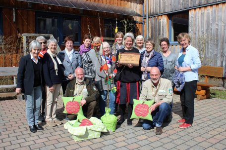 Strahlende Gesichter bei der Feierstunde: Schulleiterin Elisabeth Tillessen (4.v.r.) präsentiert die Holzplakette. Foto: M. Weisgerber