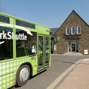 Täglich pendelt der Nationalpark-Shuttle (SB 82) zwischen dem Bahnhof Kall und dem Besucher-Forum Vogelsang. Foto: Gerhard Zerbes