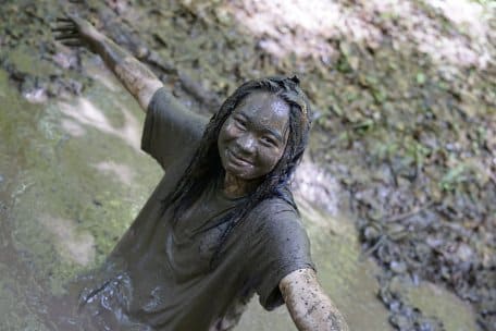 Treu dem Motto „Natur erleben mit allen Sinnen“ dürfen die Kinder hier auch einmal in die Rolle eines Wildschweins schlüpfen!