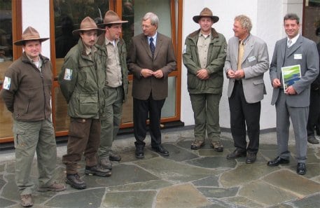 Umweltminister Eckhard Uhlenberg (Mitte), Henning Walter, Leiter des Nationalparkforstamtes Gemünd (2.v.r.), Michael Lammertz, Dezernet für Kommunikation und Natur erleben (rechts) und Ranger des Nationalparks Eifel vor dem neuen Nationalparktor Gemünd