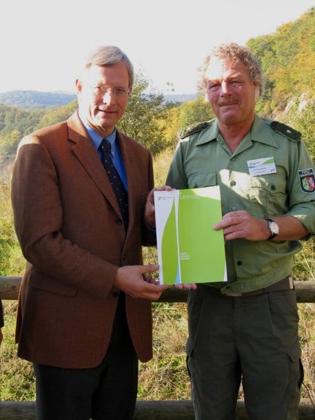 Umweltminister Eckhard Uhlenberg (li.) zeigte sich bei der Vorstellung des ersten Leistungsberichtes zum Nationalpark Eifel sichtlich erfreut: "Die Zahlen und Fakten des Leistungsberichtes bestärken unser Vorhaben der Koalitionsvereinbarung, den Nationalp