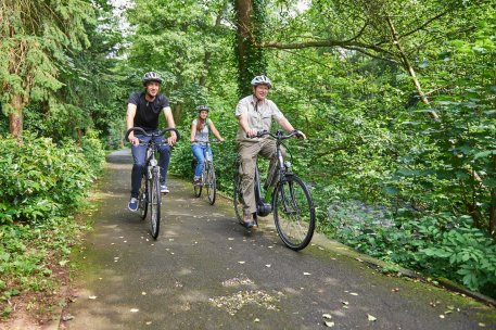 Van de 240 kilometer aan wandelpaden in het Nationaal Park Eifel zijn 104 kilometer ook geprepareerde fietspaden.