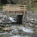 Verrohrungen und Dämme werden an Stellen, die für Fahrzeuge passierbar bleiben müssen, durch Brücken ersetzt.