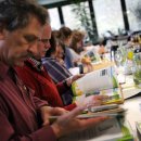 Vertieft in das Werk, das trotz seines kompakten Umfangs spannend zu lesen und anzusehen ist.