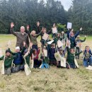 Voller Stolz: 13 Kinder haben die einjährige Junior Ranger-Ausbildung im Nationalpark Eifel erfolgreich abgeschlossen und nun ihre Urkunden erhalten. 