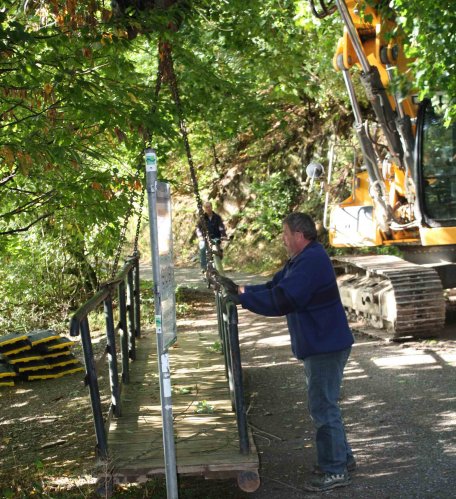 Wanderer und Radfahrer können die Baustelle über eine Behelfsbrücke langsam passieren.