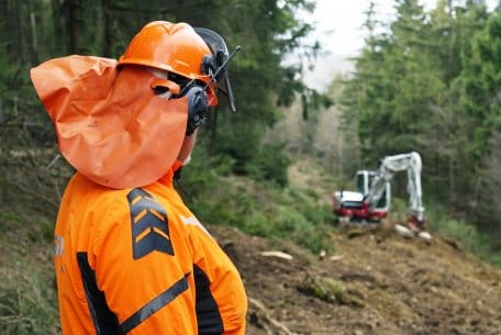 Weil durch Arbeiten im steilen Gelände die Gefahr von Steinschlag besteht, muss der darunterliegende Oberseerandweg zeitweise gesperrt werden. 