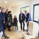 Werner Kenning von LivingCon demonstriert Interessiertem (Fach)Publikum den Aufbau und die Innengestaltung der modernen Gebäude aus Holz.