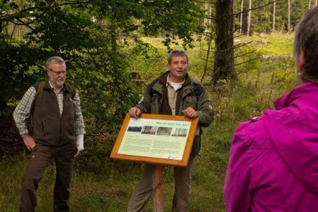 Wie bereits in den vergangenen Jahren erörtern Nationalparkmitarbeiter vor Ort anstehende und bereits gelaufene Maßnahmen zur Waldentwicklung, wie hier im Kermeter. (Foto: M. Harzheim)