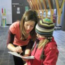 Wie ihren Mitschülern wurde Drittklässlerin Katharina das Torjäger-Quiz kurz erklärt.