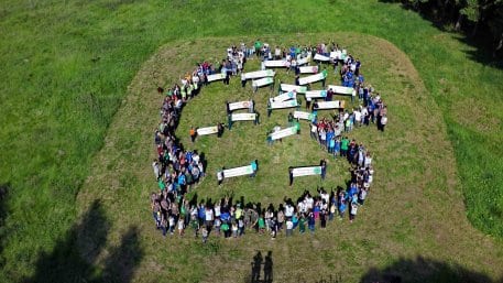 Zum Finale des 13. Bundes-Junior-Ranger-Treffens im Nationalpark Eifel stellten sich die Teilnehmer zu einer großen Deutschlandkarte auf. Foto: D. Kürsten