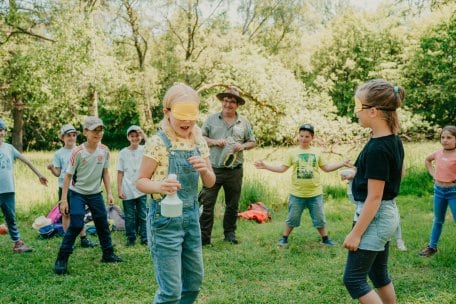 Zusammen mit einem Ranger wird bei Ferienspielen im Nationalpark-Zentrum gerätselt, gespielt und gebastelt!