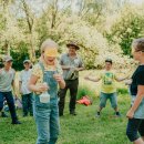 Zusammen mit einem Ranger wird bei Ferienspielen im Nationalpark-Zentrum gerätselt, gespielt und gebastelt!